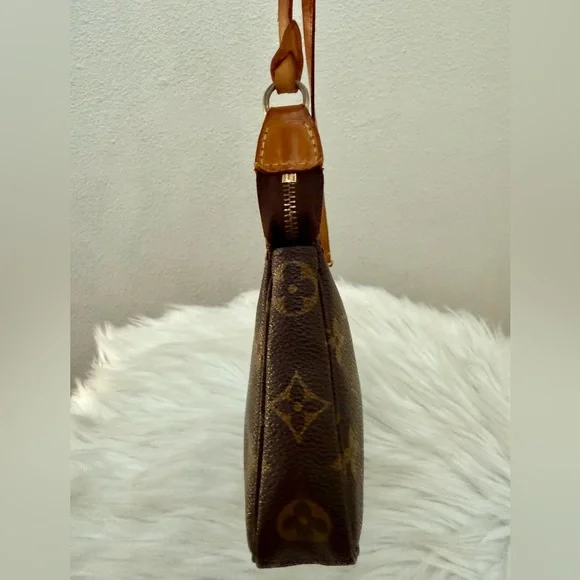 LOUIS VUITTON Monogram Pochette Accessories - Picture 4 of 10